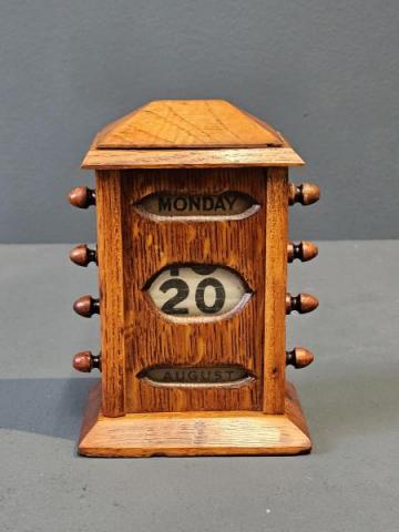 Antique Small Late Victorian Oak Perpetual Desk Calendar