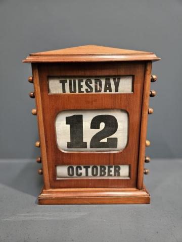 Antique Edwardian Walnut Perpetual Desk Calendar at Sturmans Antiques Calendar for sale 